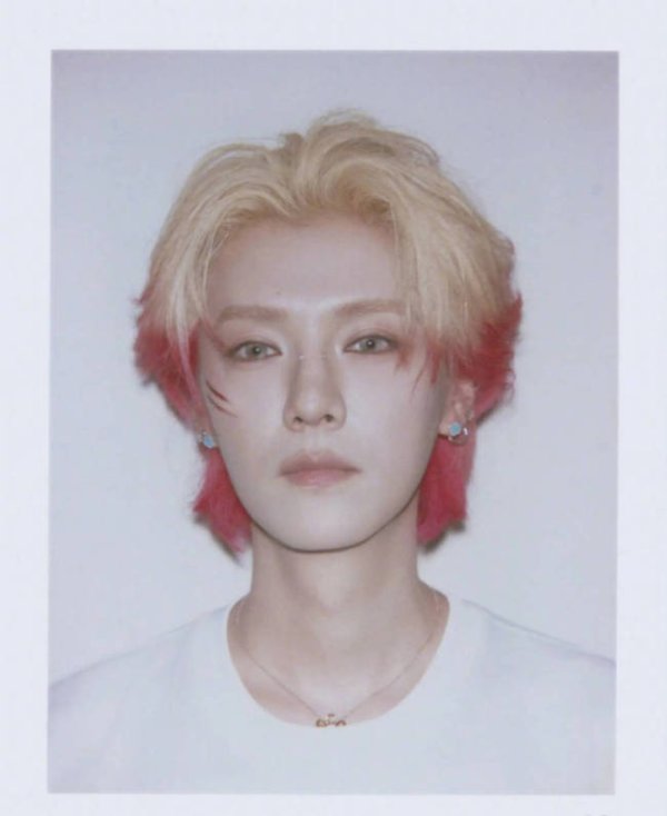 四川炒股配資 鹿晗“撕拉片”來了！一頭紅發(fā)帥得太權(quán)威